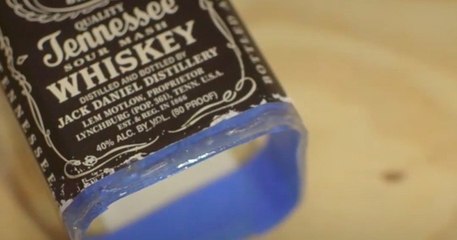 Il transforme une bouteille de Jack Daniel's en... lampe de chevet !