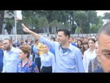 Report TV -Basha arrin në protestë! I buzëqeshur me dy gishtat lart