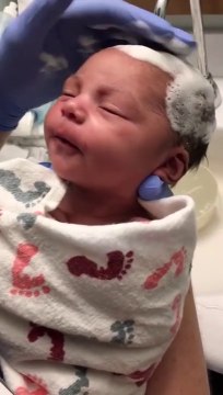 Ce bébé apprécie et prend plaisir à son premier lavage de cheveux, et c’est tout mignon.