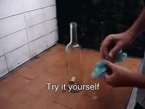 Il arrive à faire sortir un bouchon d’une bouteille sans la casser.