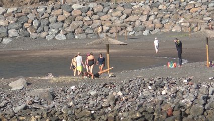 Download Video: Vecinos de La Gomera disfrutan de las playas en la fase 2 de la desescalada