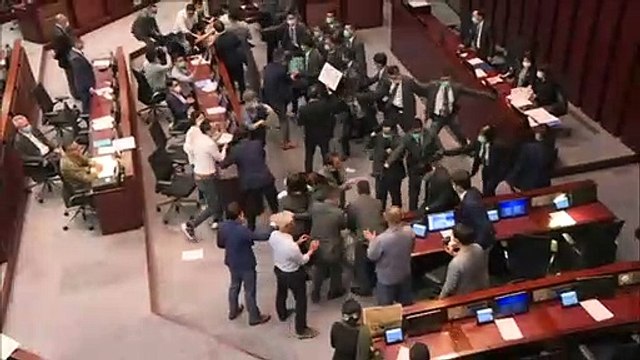 Revive crisis en Hong Kong con acusación de activistas y enfrentamientos en parlamento