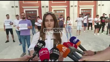 S'erdhën në Tiranë nga situata e pandemisë/ Të rinjtë e FRPD në Vlorë protesta para Teatrit