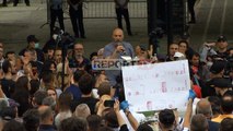 Report TV -Simbolika e veçantë në protestë! Një minutë heshtje për shembjen e Teatrit
