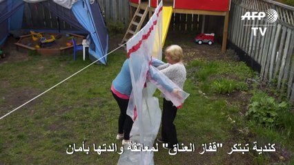 كندية تبتكر "قفاز العناق" لمعانقة والدتها بأمان