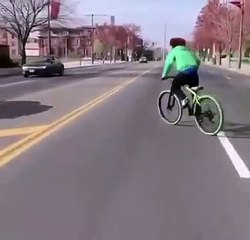 Ce cycliste joue à un jeu très risqué sur la route