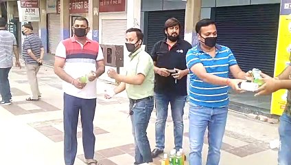 पत्रकार बन्दुओ को रोटरी क्लब ग्रीन ग्रेटर नोएडा ने सेनेटाइजर व मास्क प्रदान किये