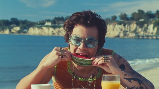 Harry Styles nos transporta a la playa con 'Watermelon sugar'