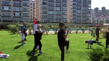 Evde kalan gençlere antrenörler eşliğinde spor yaptırıldı