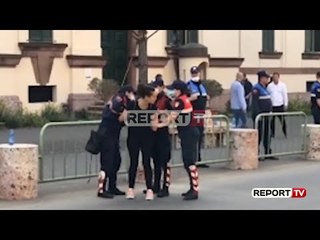 Ish-deputetja ndalohet nga policia, flet për Report TV : Shqipëria sot është me artistë të plagosur