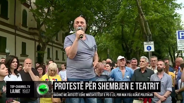 Protestë për shembjen e teatrit/ Bashkë me artistët edhe mbështetësit e PD e LSI, por nuk folën
