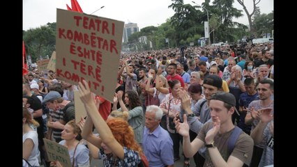 Tre orë protestë për Teatrin Kombëtar: "Poshtë diktatura! Rama e Veliaj të dorëhiqen". Provokime