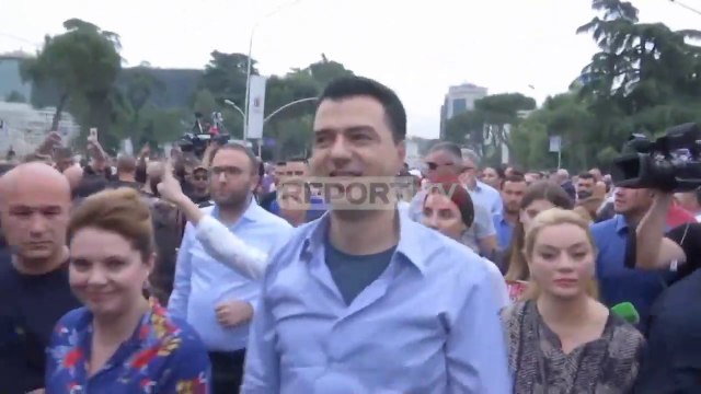 Mbi 2 orë tubim! Yyyyy , thirrje kundër Bashës, artistët përjashtuan opozitën nga podiumi!