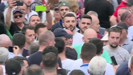Top News – Tensione në protestë/ Përplasje mes disa pjesëmarrësve