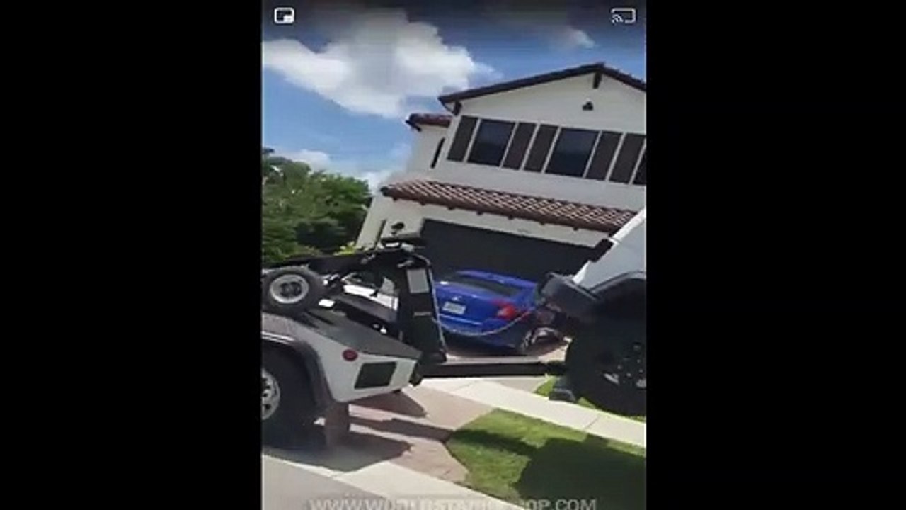 Mulher tenta evitar o reboque do seu carro mas acaba com prejuízo ainda maior