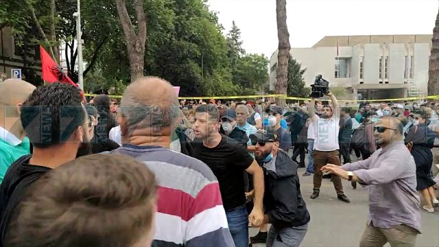 ARTISTE DHE QYTETARE NE PROTESTE, KERKOHET DOREHEQJA E VELIAJT - News, Lajme - Kanali 7