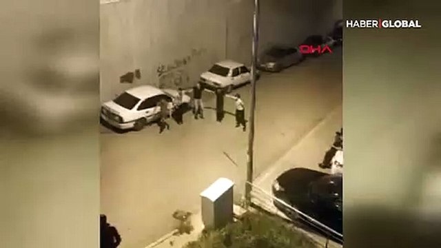 Hem sokağa çıkma yasağına hem de sosyal mesafe kuralına uymayan gençler yol ortasında halay çekti