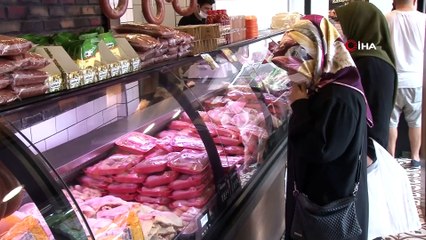 Kısıtlamanın 3. gününde ilk defa kepenk açan kasap ve manavlarda yoğunluk