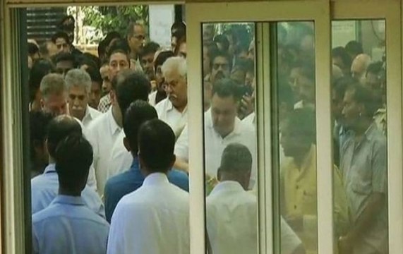 Shashi Kapoor's funeral: Amitabh Bachchan, Shah Rukh Khan attend