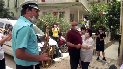 Kuşadası’nda 65 yaş üstü bandolu evlilik yıl dönümü kutlaması