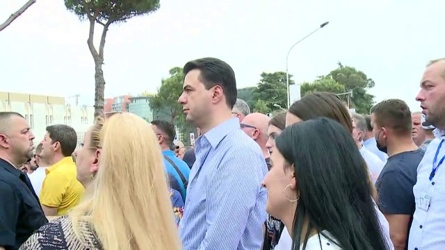 Protestë për shembjen e teatrit/ Me artistët edhe PD e LSI, por nuk foli asnjë politikan