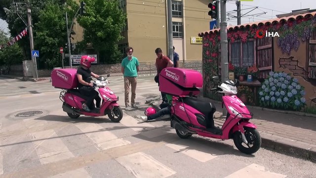 Kayan motosikletten düşen kurye yaralandı