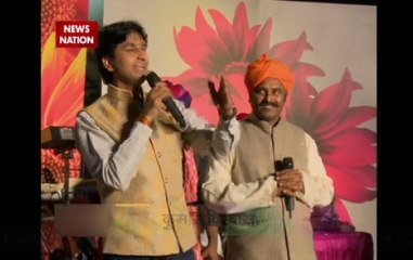 Kumar Vishwas adds charm to Holi celebrations with poems and songs