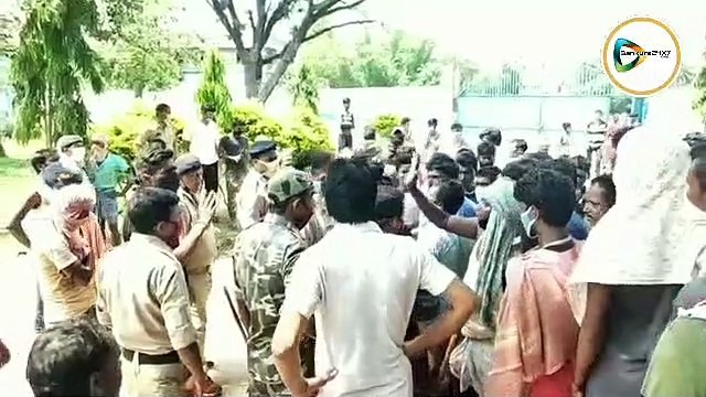 গ্রামবাসীদের তৈরী পাতার কোয়ারেন্টাইন সেন্টার চালুতে অসম্মতি, পুলিশকে ঘিরে বিক্ষোভ ইন্দপুরে।