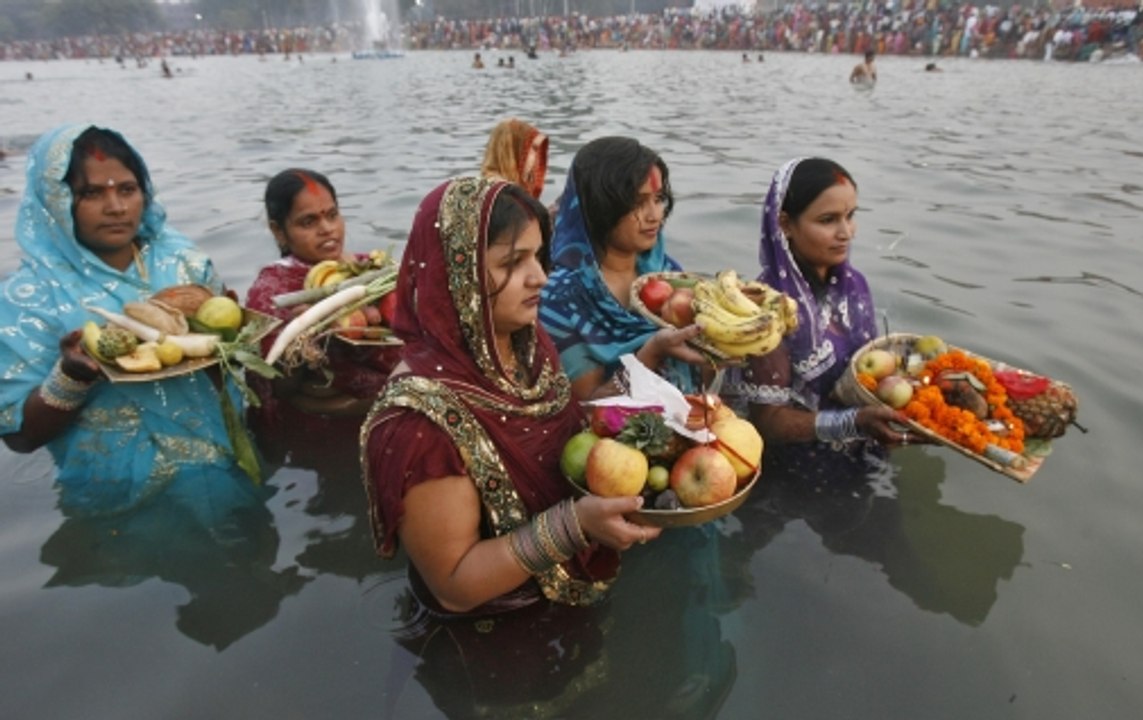Chhath Puja 2017: Devotees offer 'Argh' to rising sun across India