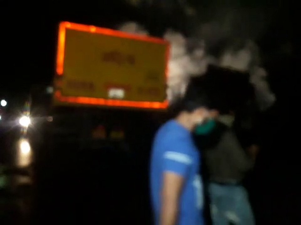 डंपर और ट्रक की आपस में भिडंत के बाद लगी आग,ड्राइवर और क्लीनर की जलकर हुई मौत