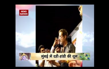 Télécharger la video: Pune: Shakti Kapoor participates in 'Dahi Handi' competition on occasion of Janmashtami