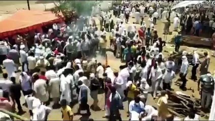 VIP के अंतिम संस्कार में उड़ी सोशल डिस्टेंसिंग की धज्जियां, क्या लॉकडाउन सिर्फ आम लोगों के लिए?