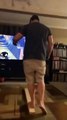 Papa avec un casque VR saute dans la Télévision ! Jeu Vidéo