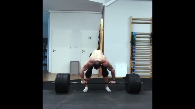 Trop lourd à la muscu, il tombe en arrière sous le poids des haltères !