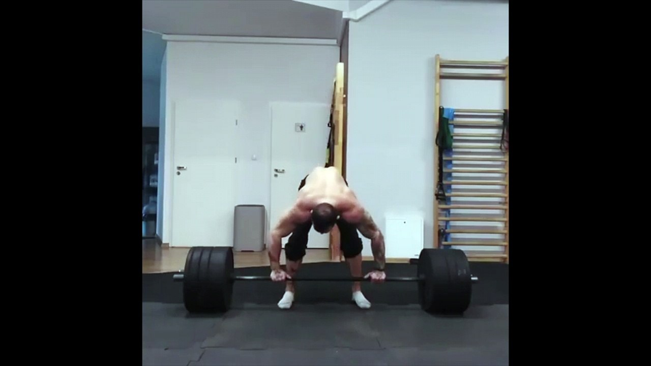 Trop lourd à la muscu, il tombe en arrière sous le poids des haltères !