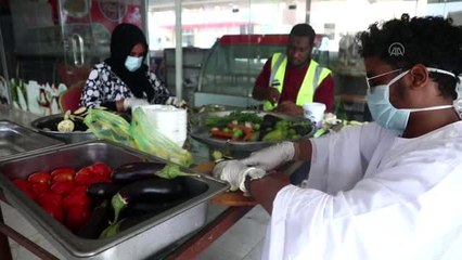 Sudan'da gönüllülerden Kovid-19 ile mücadele eden sağlık çalışanlarına iftar için kumanya