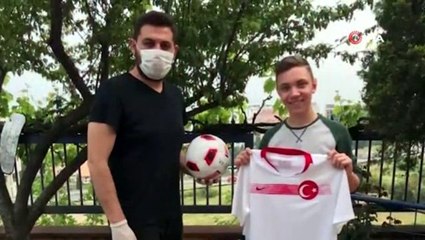 19 Mayıs doğumlu gençlere, Cumhurbaşkanı Erdoğan'dan Milli Takım forması hediye edildi