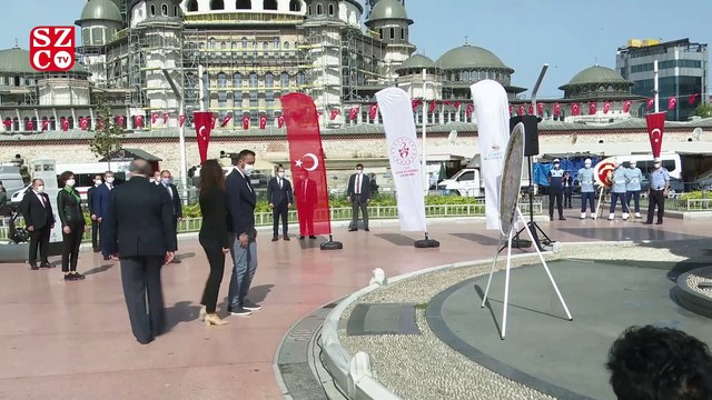 Taksim’de sosyal mesafeye uygun 19 Mayıs töreni