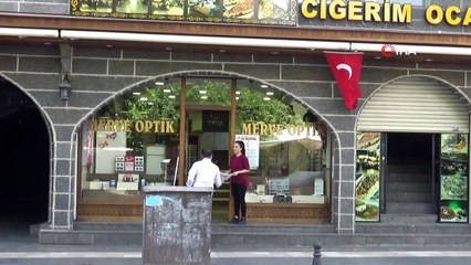 Terörün izlerinin silindiği Sur’da esnaf iş yerlerini Türk bayrakları ile donattı