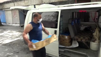 10 yıldır her gün köpeklere yiyecek ve su veriyor