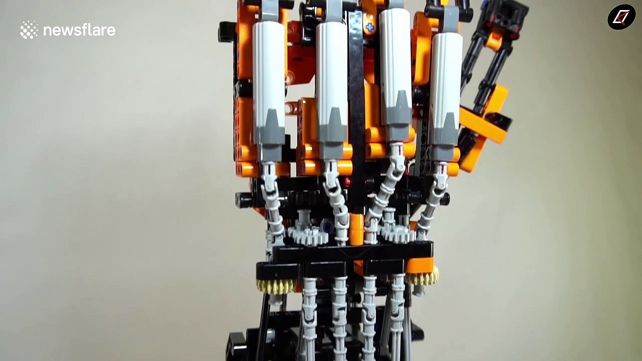 Spanish engineer creates robot that replicates human hand motions and gestures