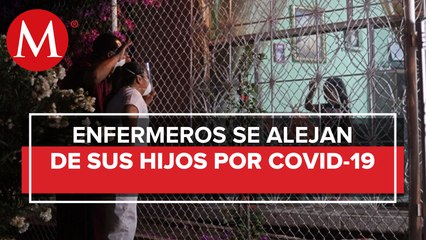 Hace cque pareja de enfermeros no abrazan a sus hijos por covid-19