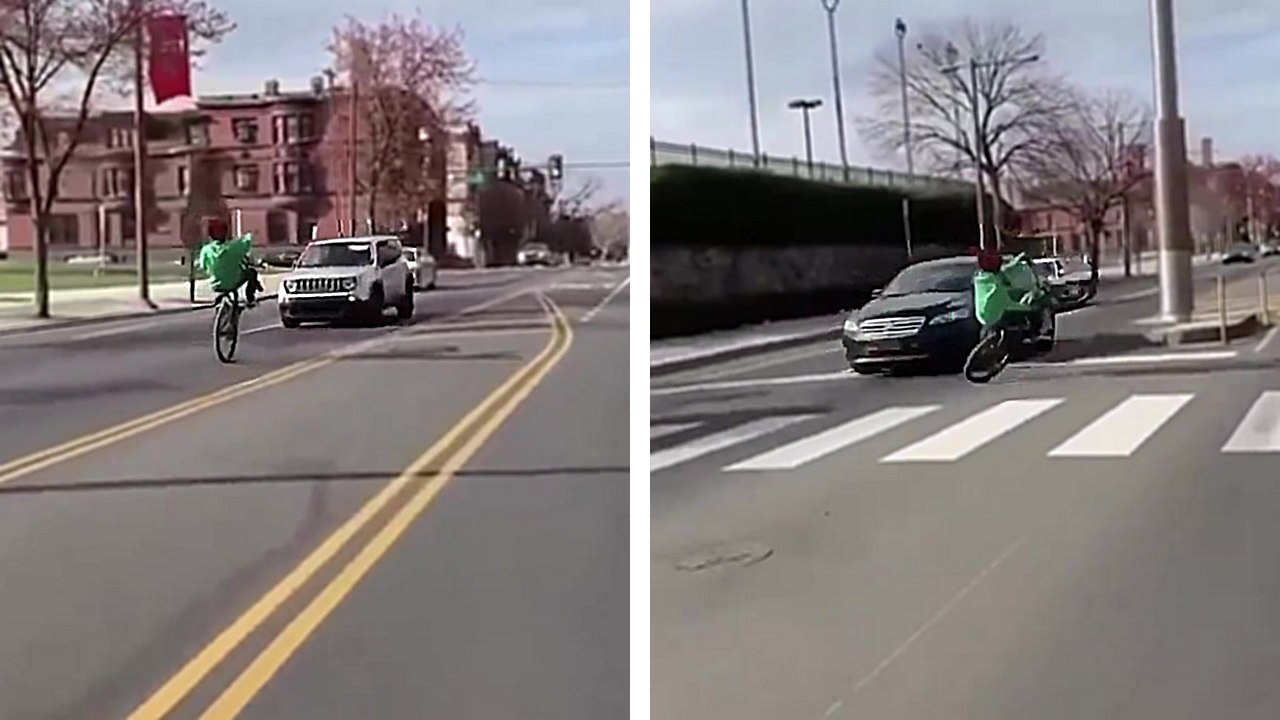 Des cyclistes s'amusent à éviter des voitures au dernier moment