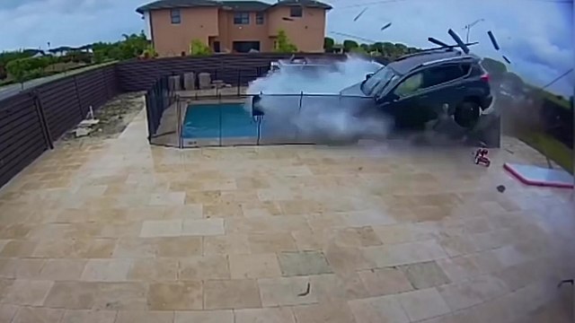Il perd le contrôle de sa voiture et traverse une piscine