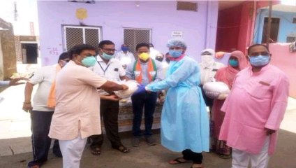 वाल्मिकी समाज द्वारा 55 परिवारों को वितरित की गई खाद्य सामग्री