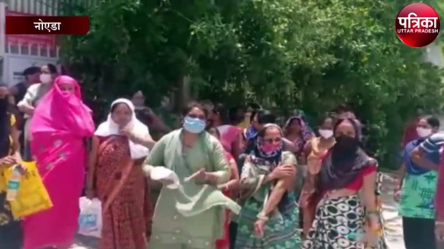 वेतन नहीं मिलने पर फैक्टरी के बाहर धरने पर बैठे मजदूरो का हंगामा