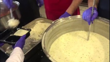 Savaşın yetim bıraktığı çocuklara Yavuz öğretmen sahip çıkıyor