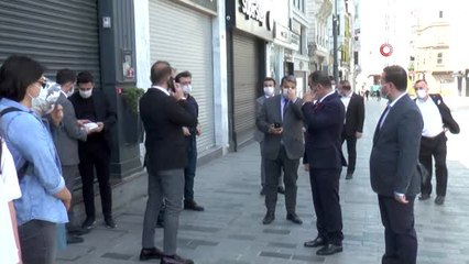 19 Mayıs sebebiyle İstiklal Caddesi'ne 101'nci yıl dönümü tabelası asıldı