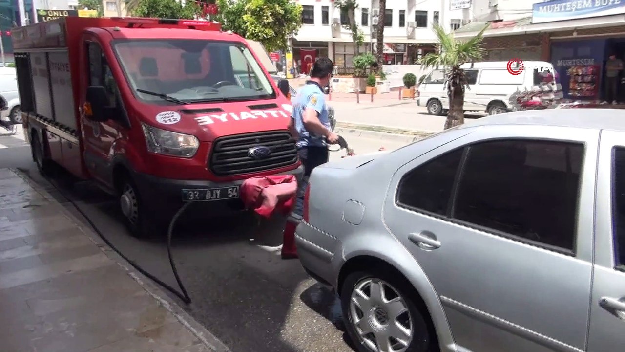 İtfaiye ekipleri otomobile giren yılanı çıkarmak için gitti, yılan otomobilden çıkıp itfaiye aracına sakladı