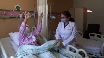 Felçli kadın 'mekanik trombektomi' yöntemiyle yeniden hayata tutundu